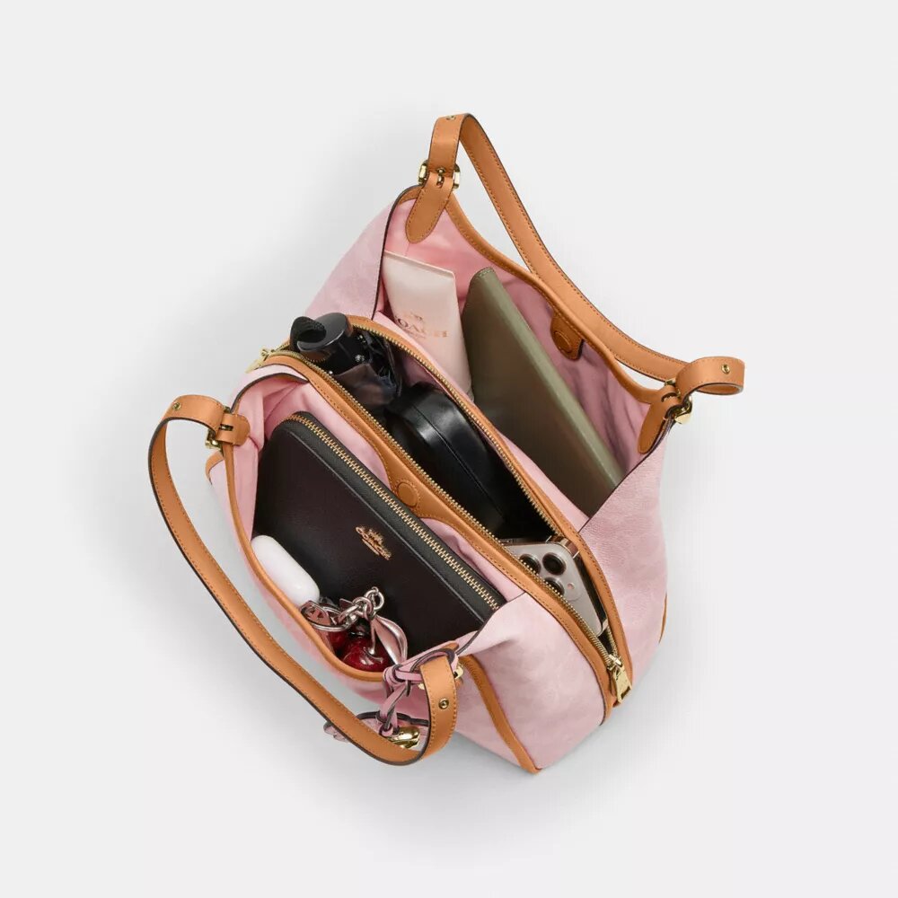 Erin-Schultertasche aus Signature Canvas mit Anhängern