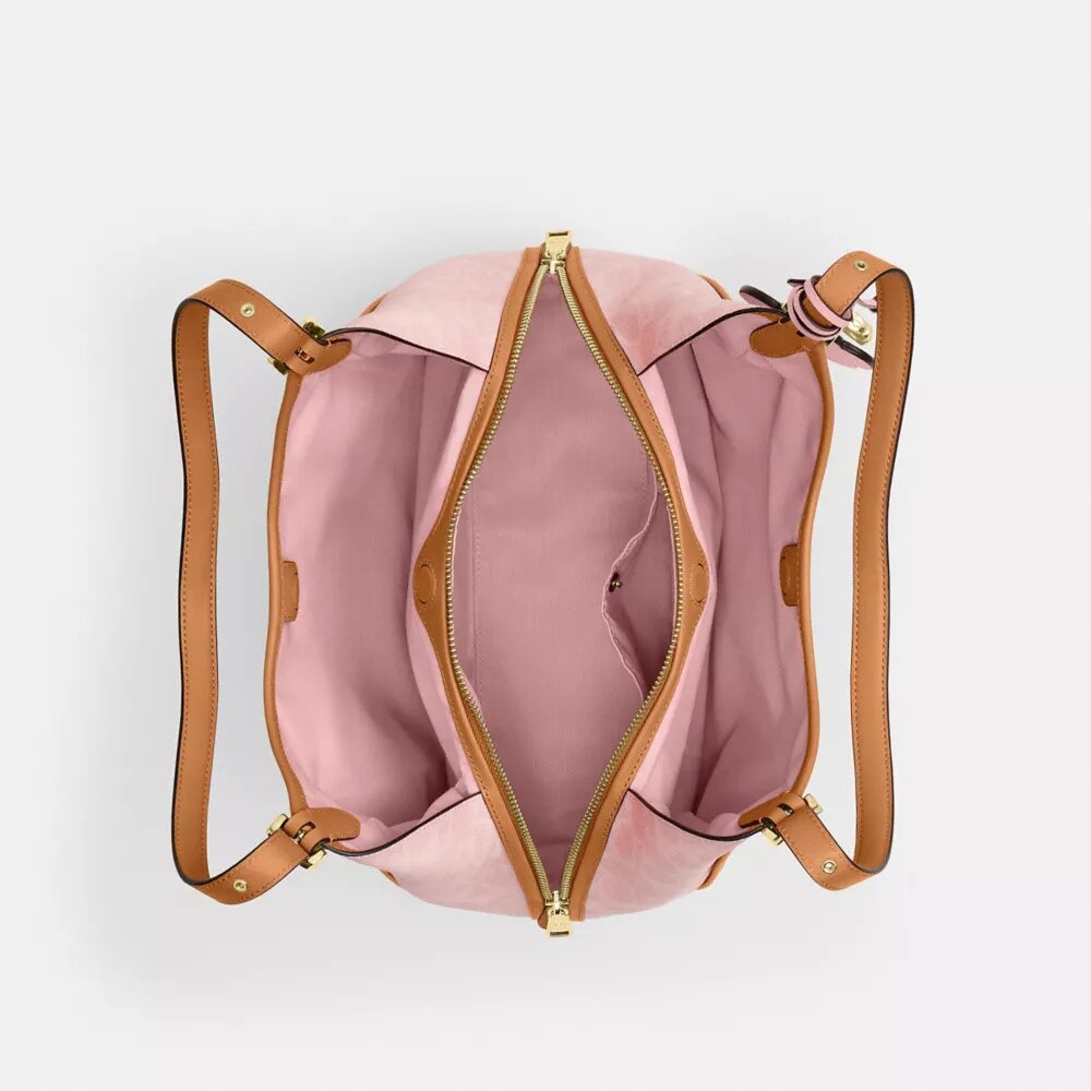 Erin-Schultertasche aus Signature Canvas mit Anhängern