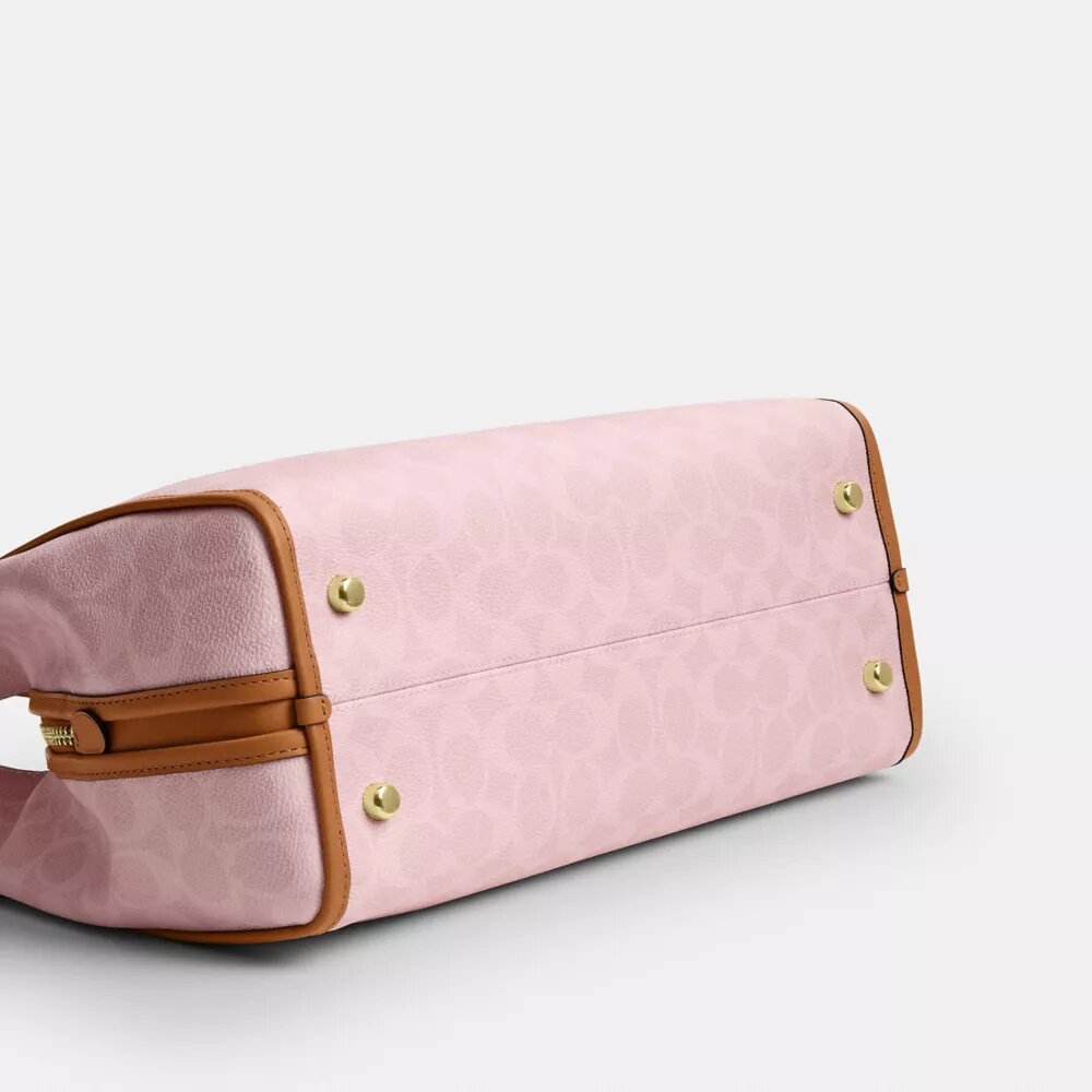 Erin-Schultertasche aus Signature Canvas mit Anhängern