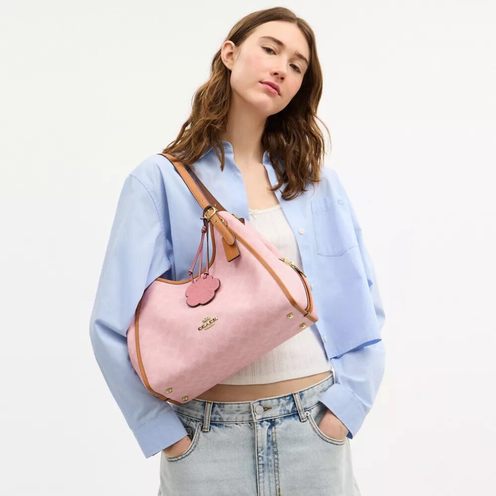 Erin-Schultertasche aus Signature Canvas mit Anhängern
