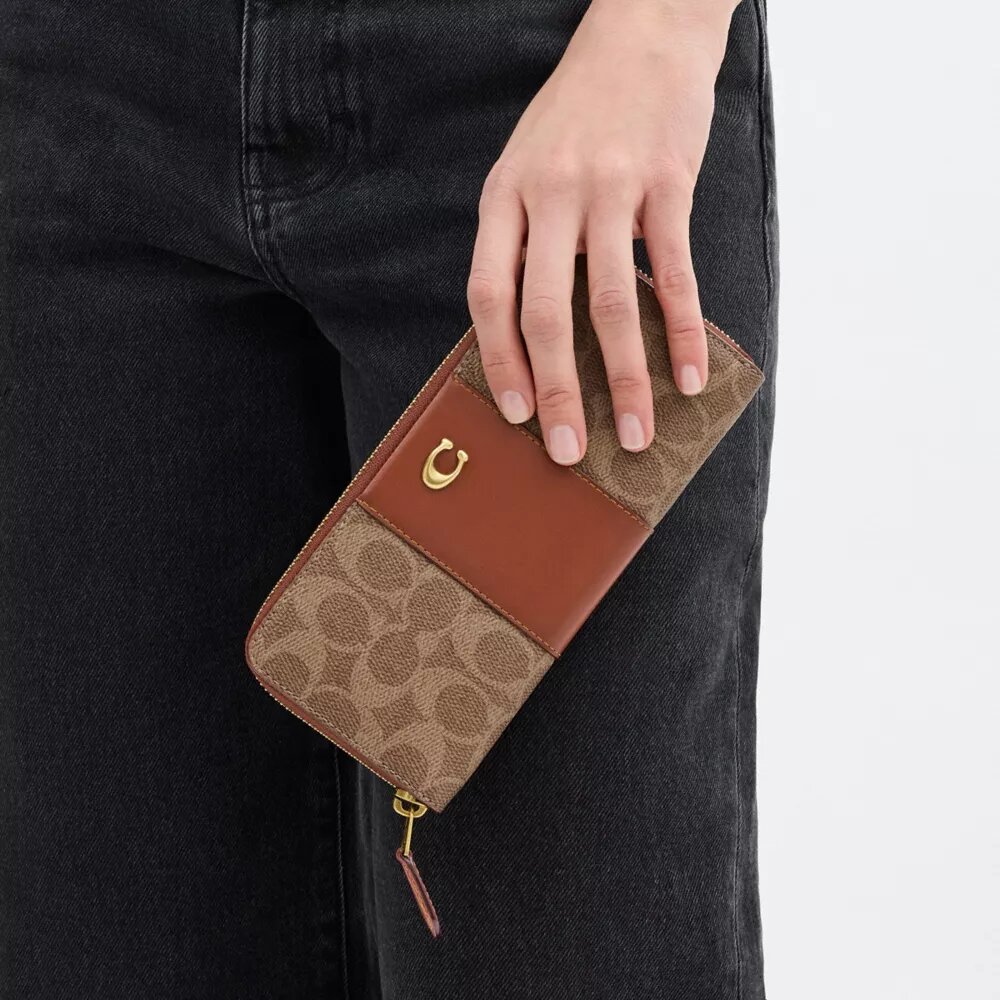 Essential Slim Akkordeon-Geldbörse mit Reißverschluss aus Signature Canvas
