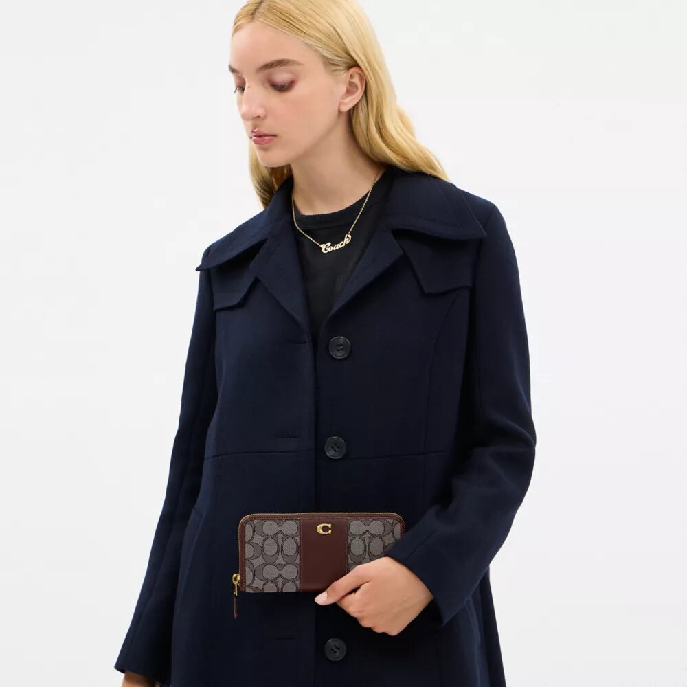 Essential Slim Akkordeon-Geldbörse mit Reißverschluss aus unserem charakteristischen Jacquard