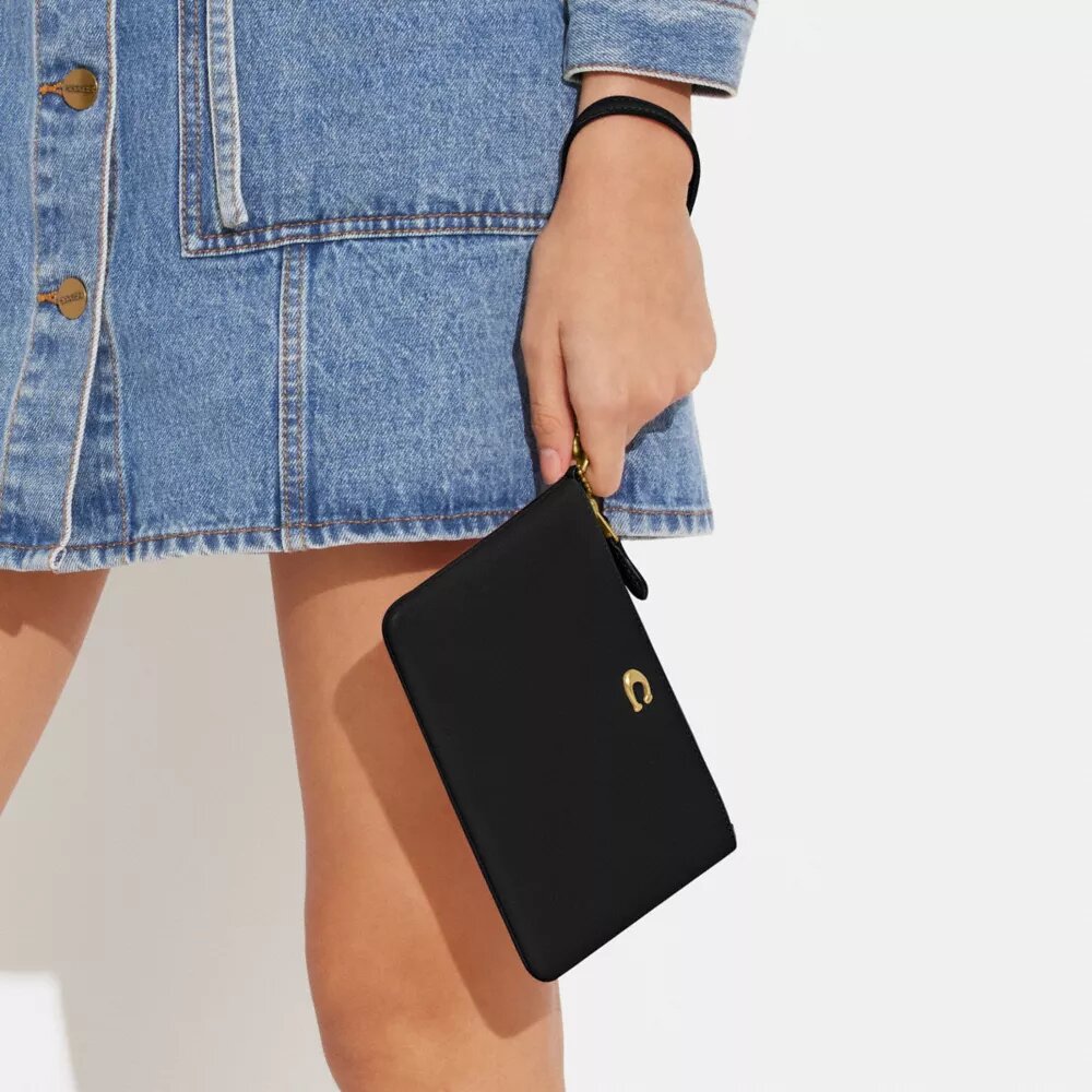 Essential Small Handgelenktasche