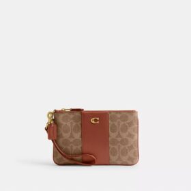 Essential Small Handgelenktasche aus Signature Canvas