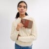 Essential Small Handgelenktasche aus Signature Canvas