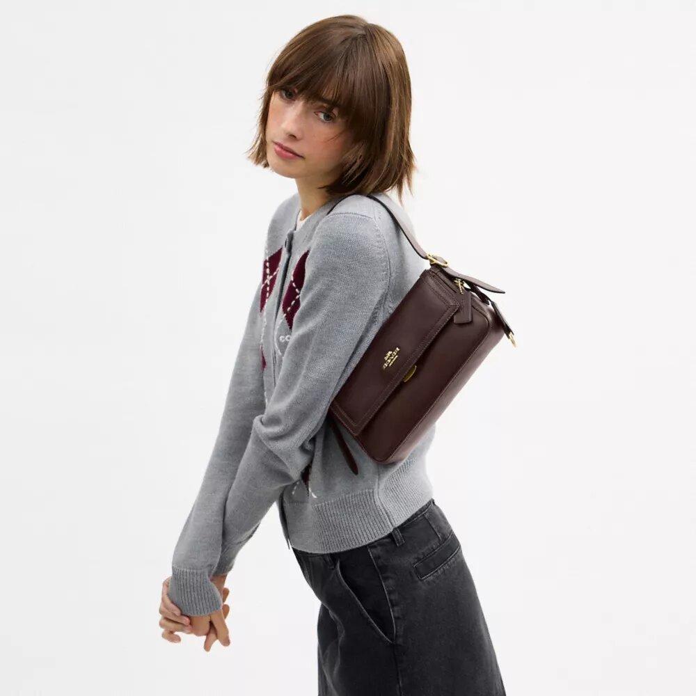 Etta – Kleine Schultertasche mit Klappe