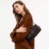 Etta Kleine Schultertasche mit Klappe und Blumenapplikation