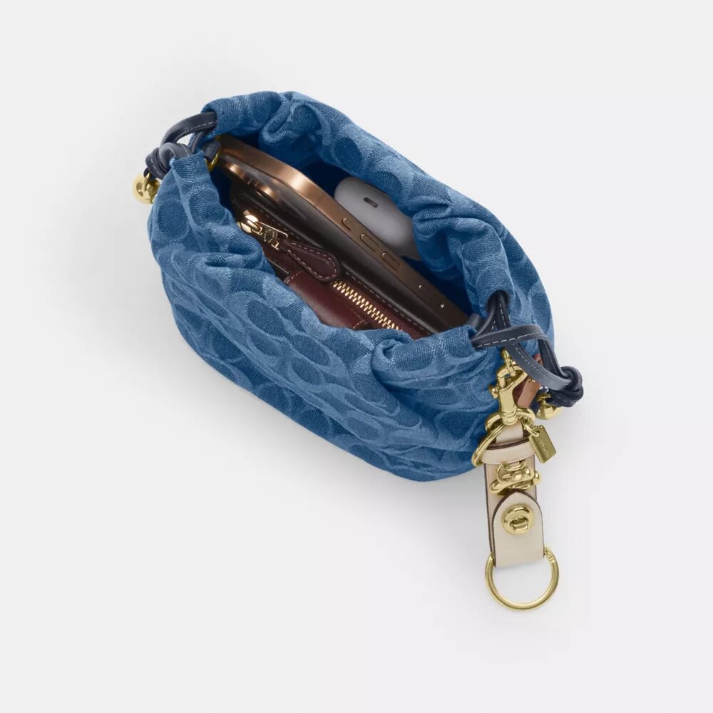 Faye Mini-Kordelzugtasche aus Signature-Denim