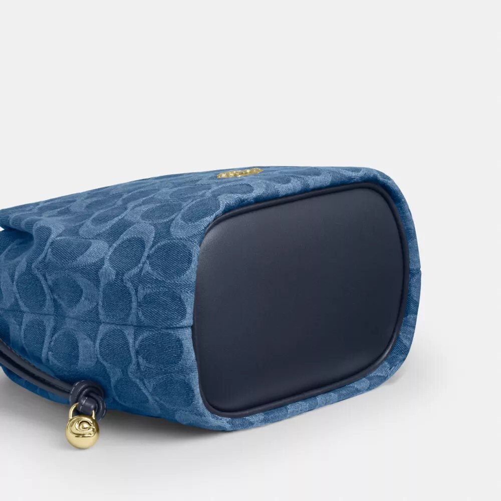Faye Mini-Kordelzugtasche aus Signature-Denim