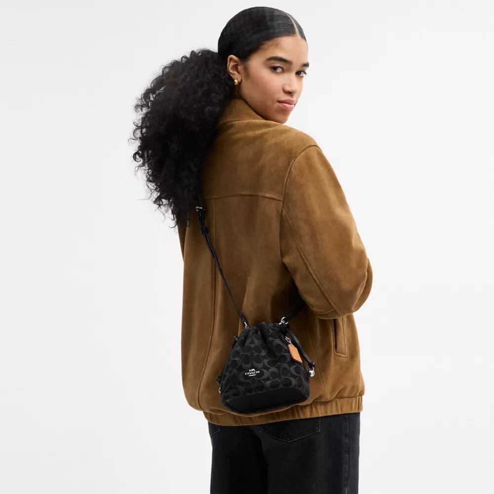 Faye Mini-Kordelzugtasche aus Signature-Denim