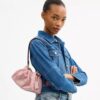 Faye-Schultertasche aus charakteristischem Denim