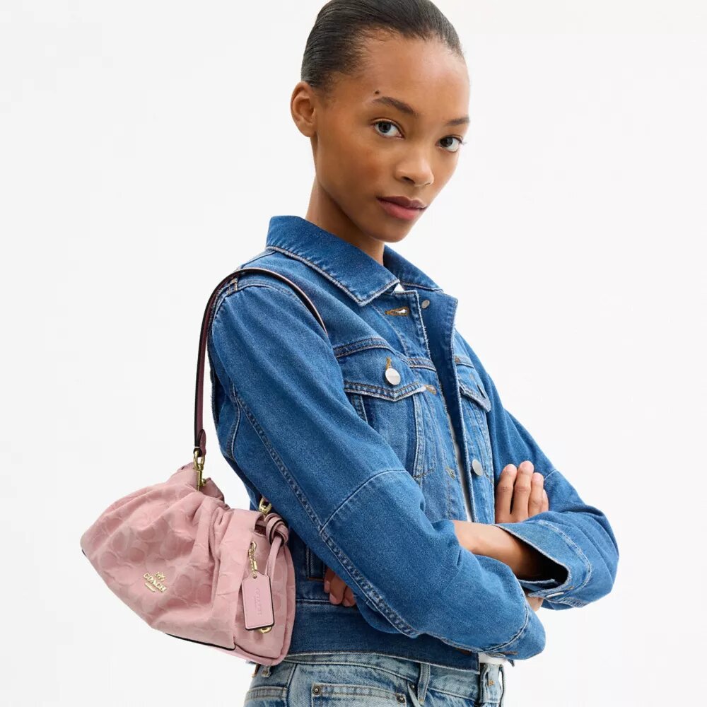 Faye-Schultertasche aus charakteristischem Denim