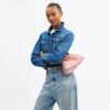 Faye-Schultertasche aus charakteristischem Denim