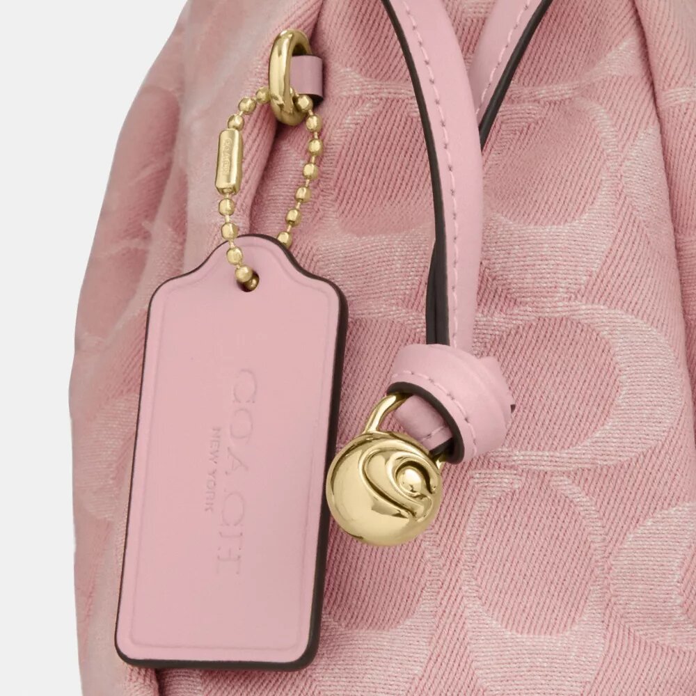 Faye-Schultertasche aus charakteristischem Denim