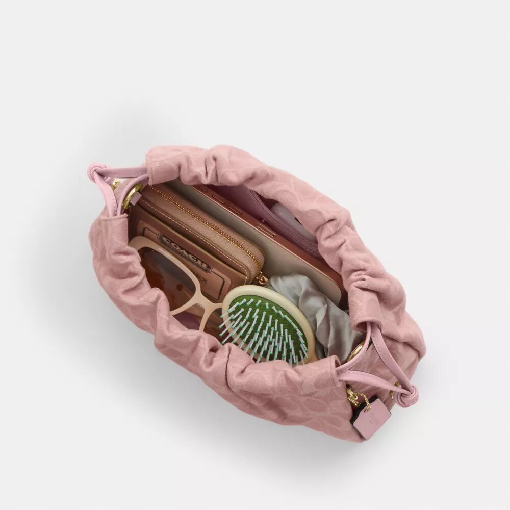 Faye-Schultertasche aus charakteristischem Denim