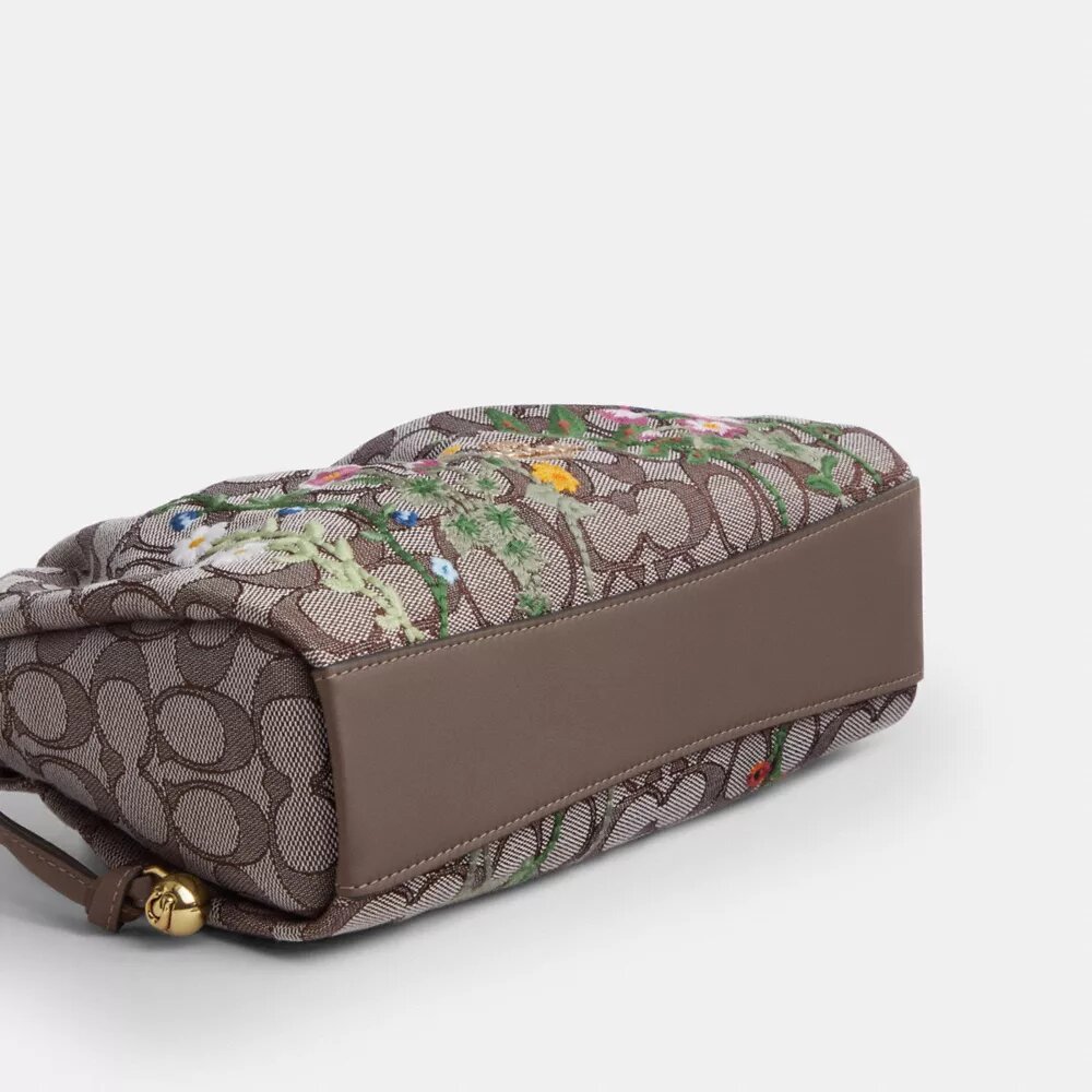 Faye-Schultertasche aus charakteristischem Jacquard mit Blumenstickerei