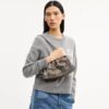 Faye-Schultertasche aus charakteristischem Jacquard mit Blumenstickerei