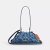 Faye-Schultertasche aus Signature-Denim