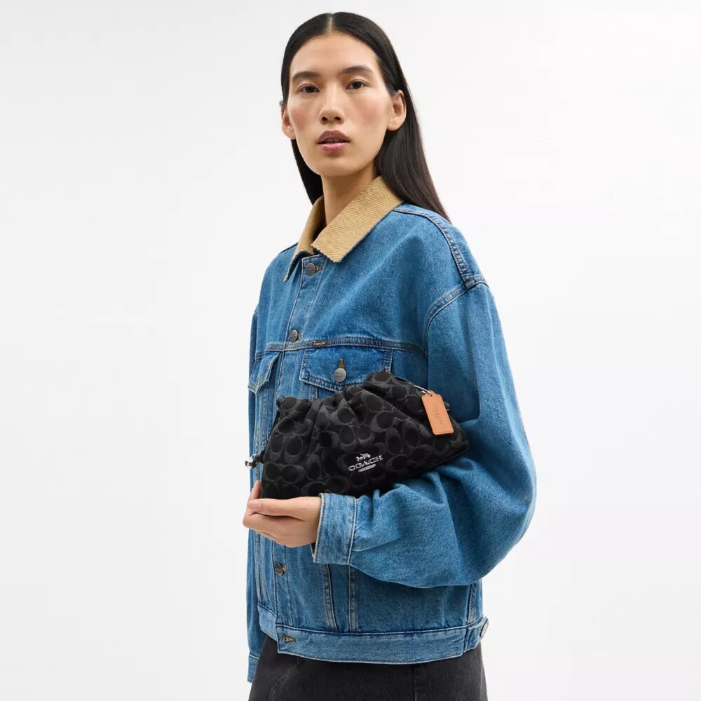 Faye-Schultertasche aus Signature-Denim