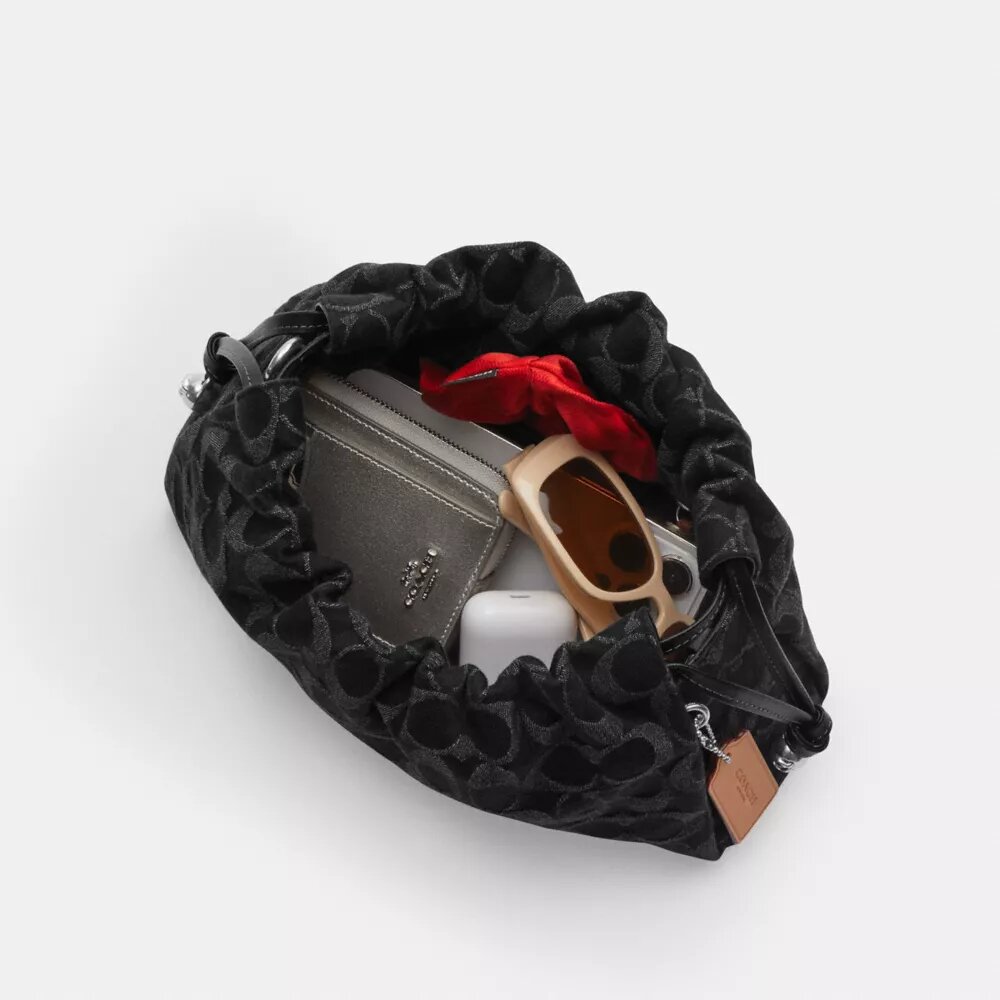 Faye-Schultertasche aus Signature-Denim