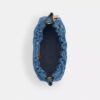 Faye-Schultertasche aus Signature-Denim