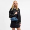 Faye-Schultertasche aus Signature-Denim
