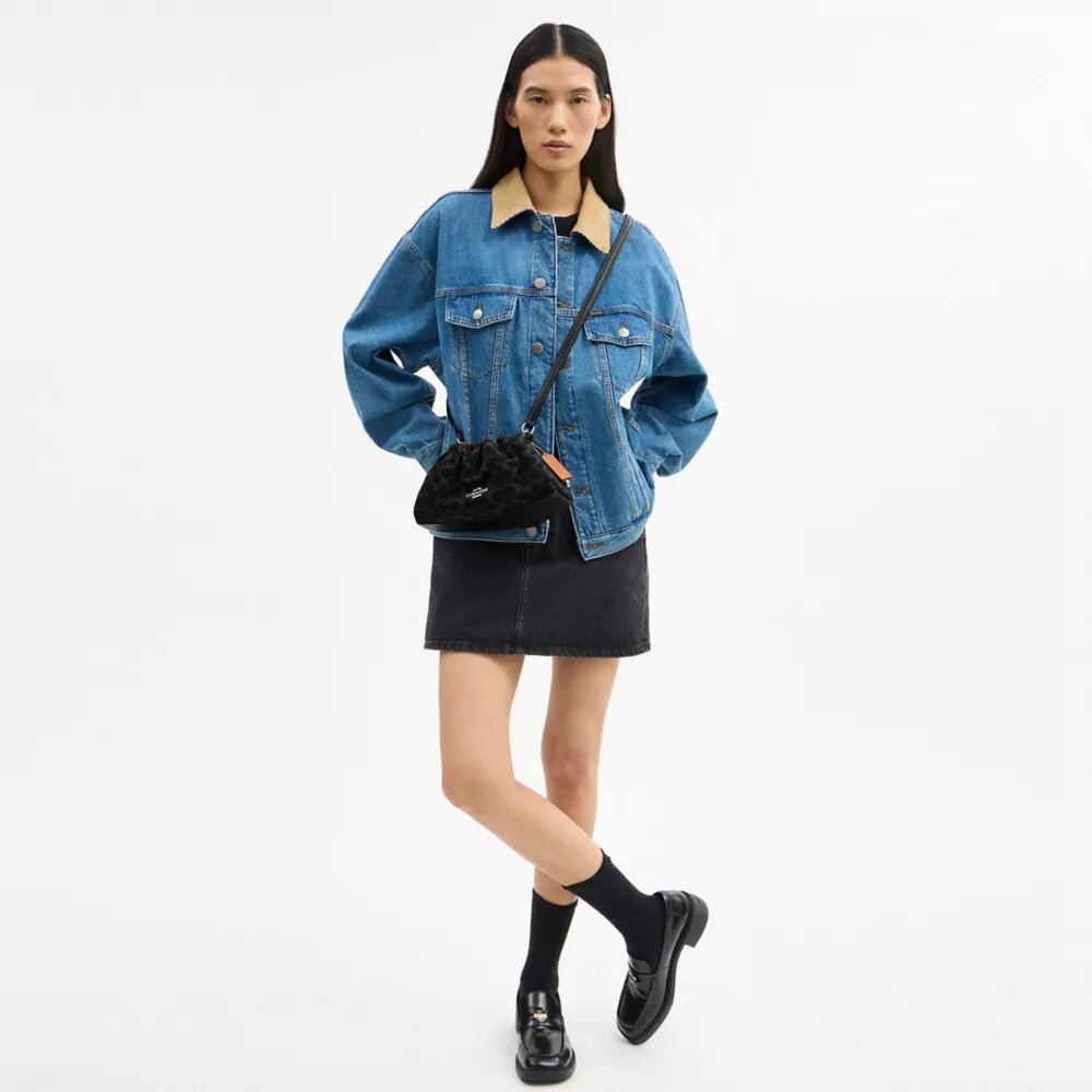 Faye-Schultertasche aus Signature-Denim