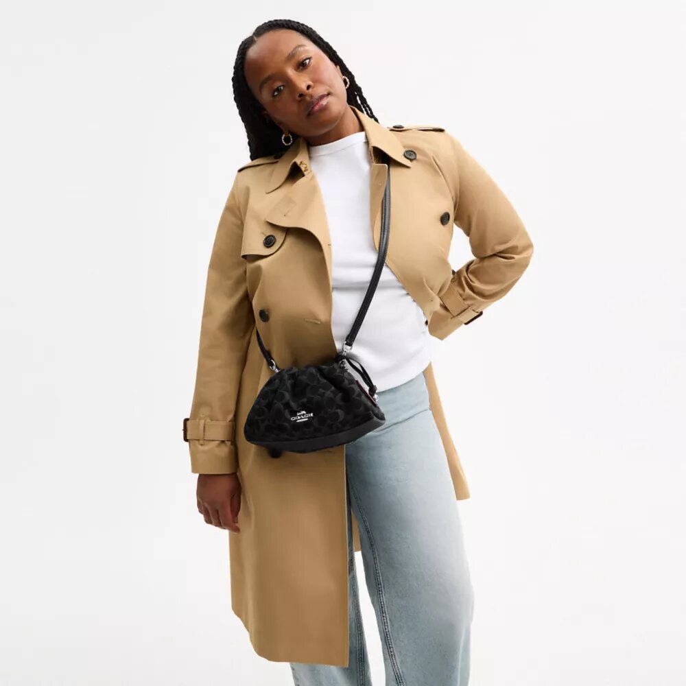 Faye-Schultertasche aus Signature-Denim