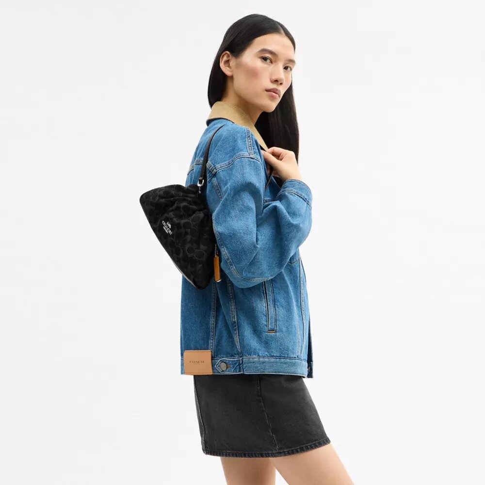 Faye-Schultertasche aus Signature-Denim