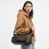 Finn-Umhängetasche mit Taschen aus dem beliebten Signature Canvas