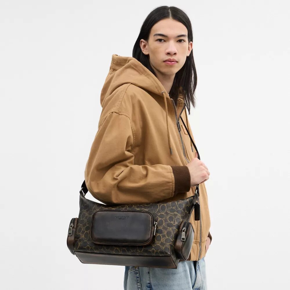 Finn-Umhängetasche mit Taschen aus dem beliebten Signature Canvas
