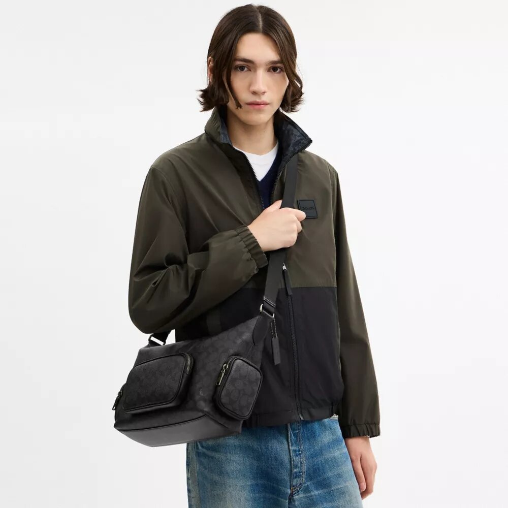 Finn Umhängetasche mit Taschen aus Signature Canvas