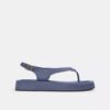 Flatform-Plateausandalen mit geformtem C