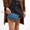 Große Handgelenktasche mit Reißverschluss an der Ecke aus charakteristischem Denim
