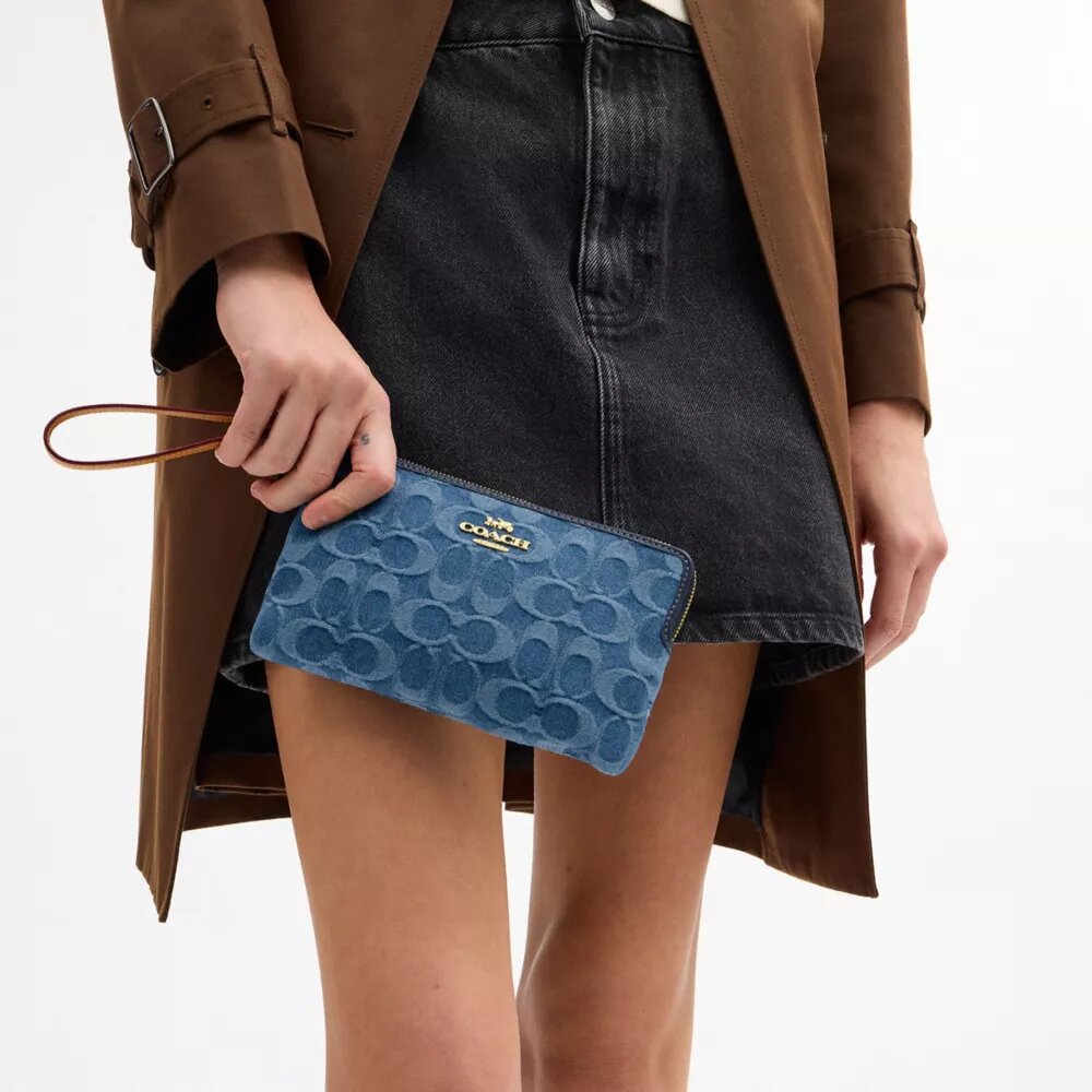 Große Handgelenktasche mit Reißverschluss an der Ecke aus charakteristischem Denim