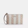 Große Handgelenktasche mit Reißverschluss an der Ecke aus Signature Canvas