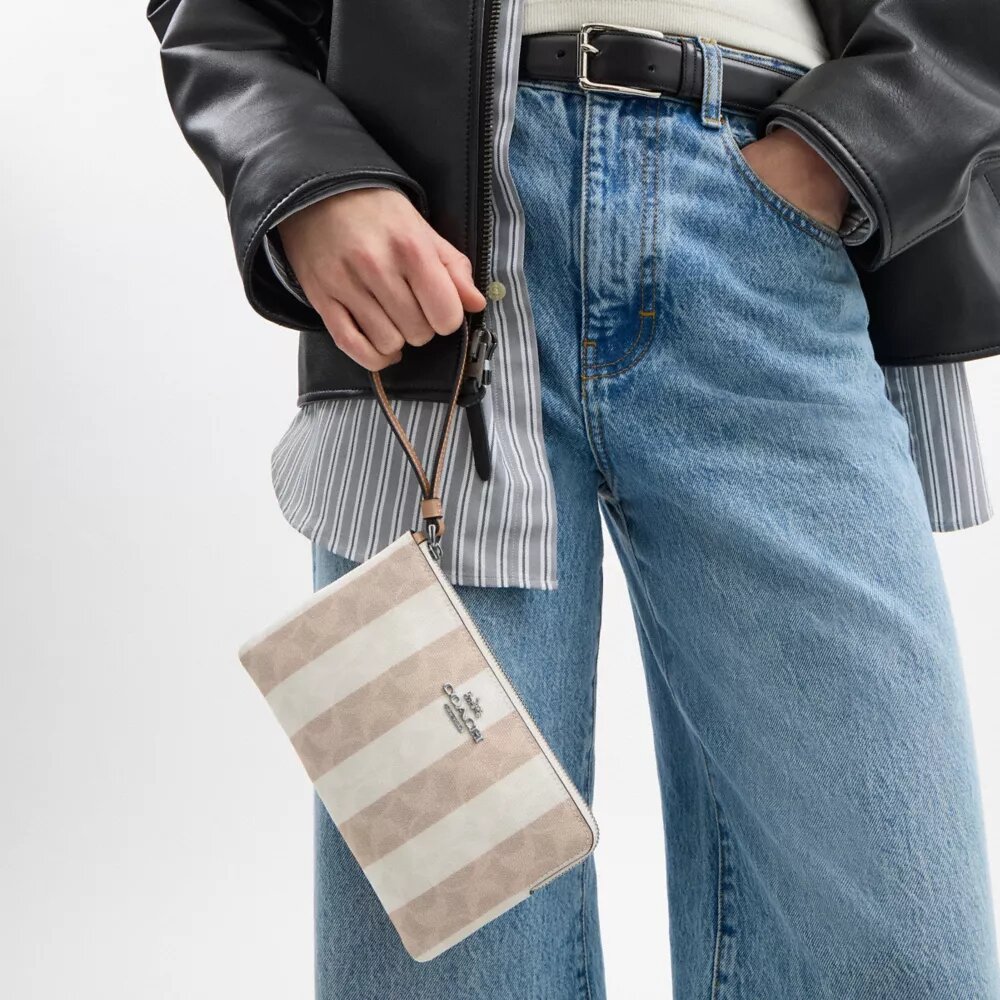 Große Handgelenktasche mit Reißverschluss an der Ecke aus Signature Canvas