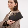 Große Handgelenktasche mit Reißverschluss an der Ecke aus Signature Canvas