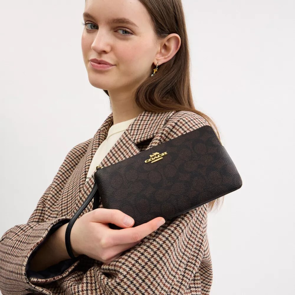 Große Handgelenktasche mit Reißverschluss an der Ecke aus Signature Canvas