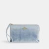 Große Handgelenktasche mit Reißverschluss an der Ecke in „Loved Denim“