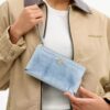 Große Handgelenktasche mit Reißverschluss an der Ecke in „Loved Denim“