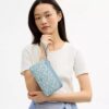 Handgelenktasche mit doppeltem Reißverschluss und Blumenmuster