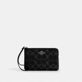 Handgelenktasche mit Reißverschluss an der Ecke aus charakteristischem Denim