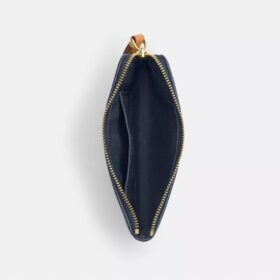 Handgelenktasche mit Reißverschluss an der Ecke aus charakteristischem Denim