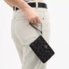 Handgelenktasche mit Reißverschluss an der Ecke aus charakteristischem Denim