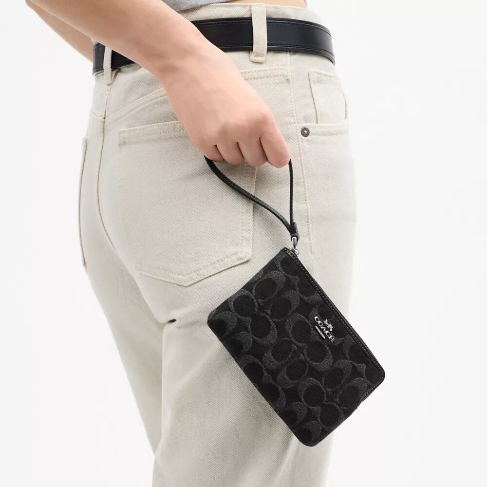 Handgelenktasche mit Reißverschluss an der Ecke aus charakteristischem Denim