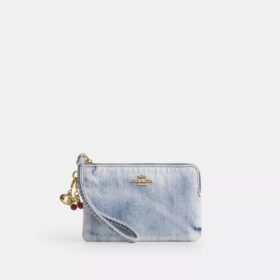 Handgelenktasche mit Reißverschluss an der Ecke aus „Loved Denim“ mit Anhängern