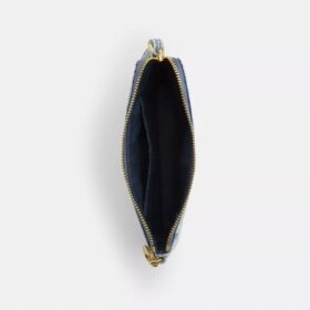 Handgelenktasche mit Reißverschluss an der Ecke aus „Loved Denim“ mit Anhängern