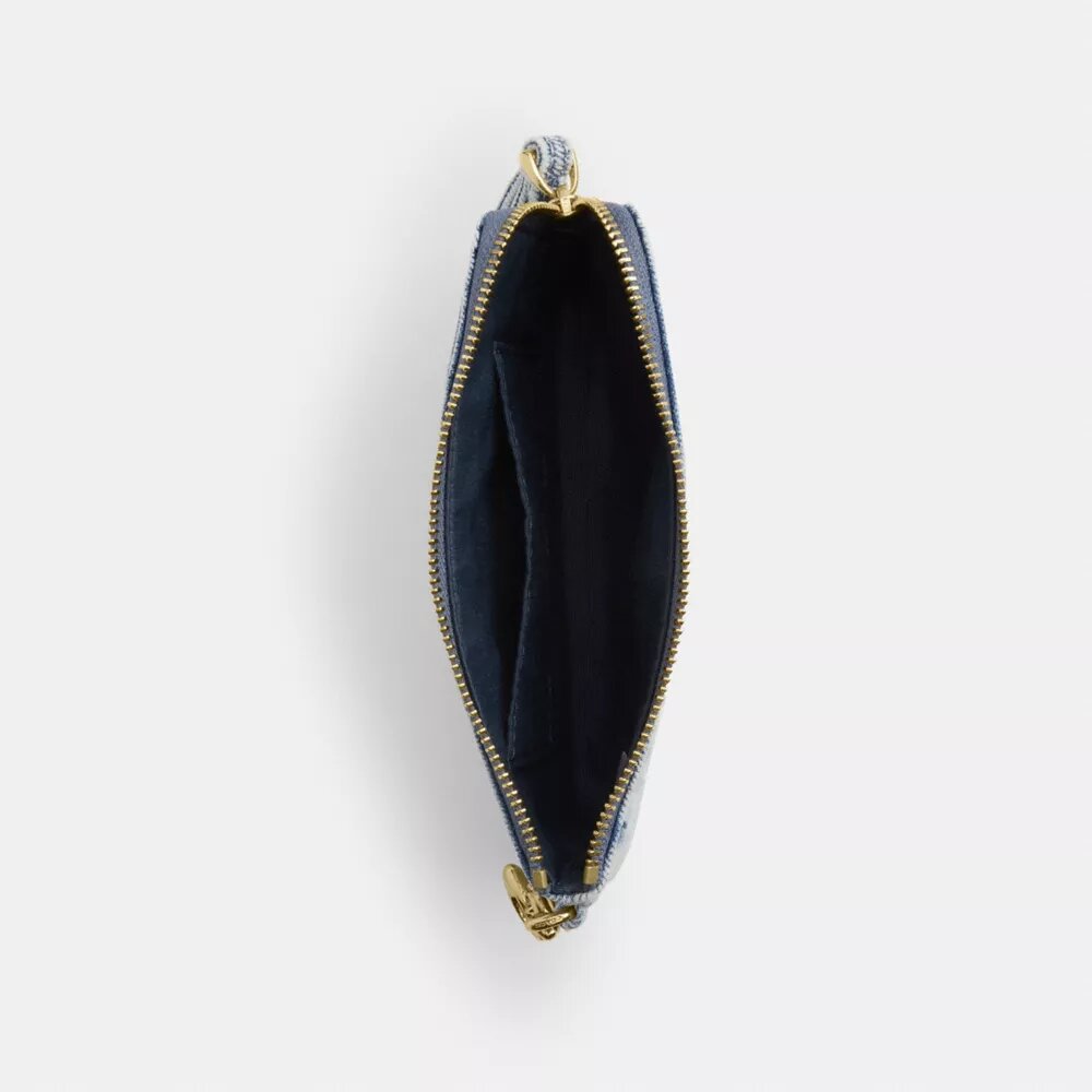 Handgelenktasche mit Reißverschluss an der Ecke aus „Loved Denim“ mit Anhängern