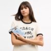 Handgelenktasche mit Reißverschluss an der Ecke aus „Loved Denim“ mit Anhängern